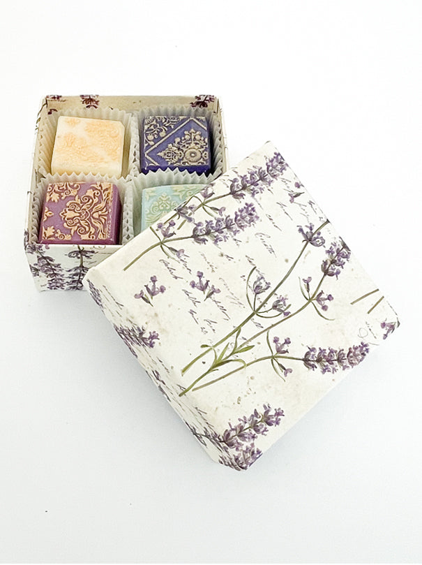 4 kleine Brokatseifen in der Box Lavendel - Felslindenhof Naturprodukte
